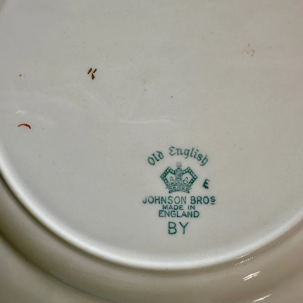 VINTAGE JOHNSON BROS. 10 3/4” DINNER PLATE. OLD ENGLISH LINE, CHADWELL PATTERN.